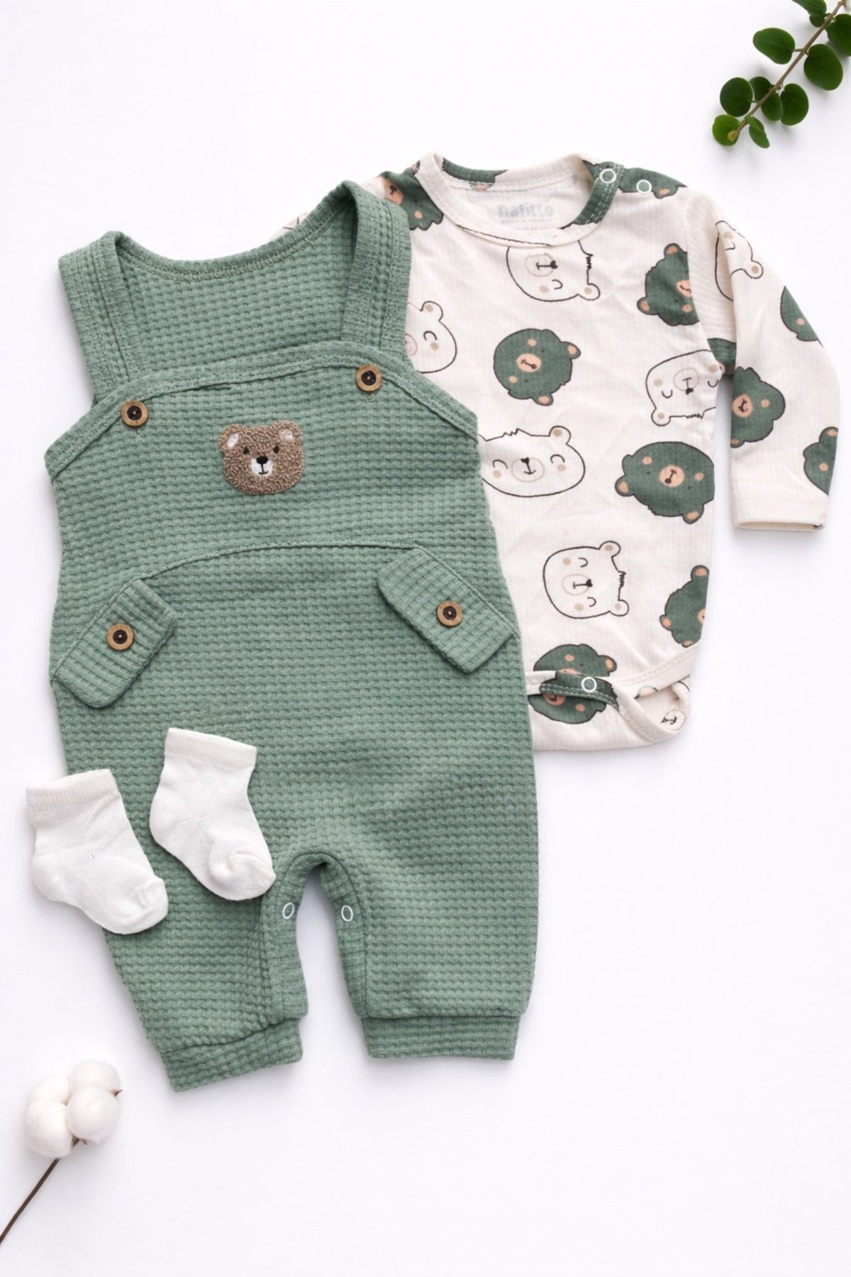Erkek Bebek Salopet Takım 3’lü Set – Ayıcık Desenli Tulum, Uzun Kollu Body ve Çorap