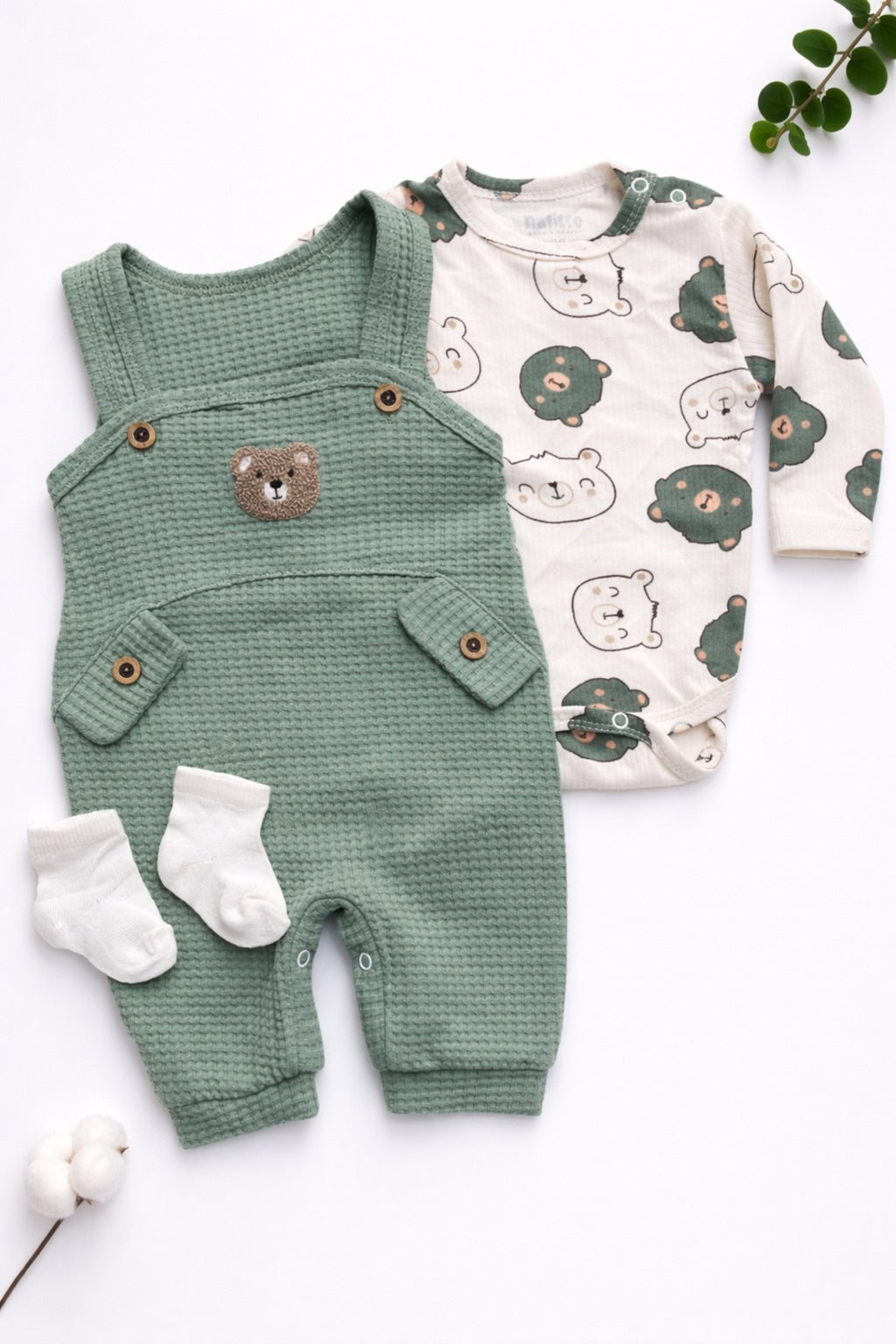 Erkek Bebek Salopet Takım 3’lü Set – Ayıcık Desenli Tulum, Uzun Kollu Body ve Çorap