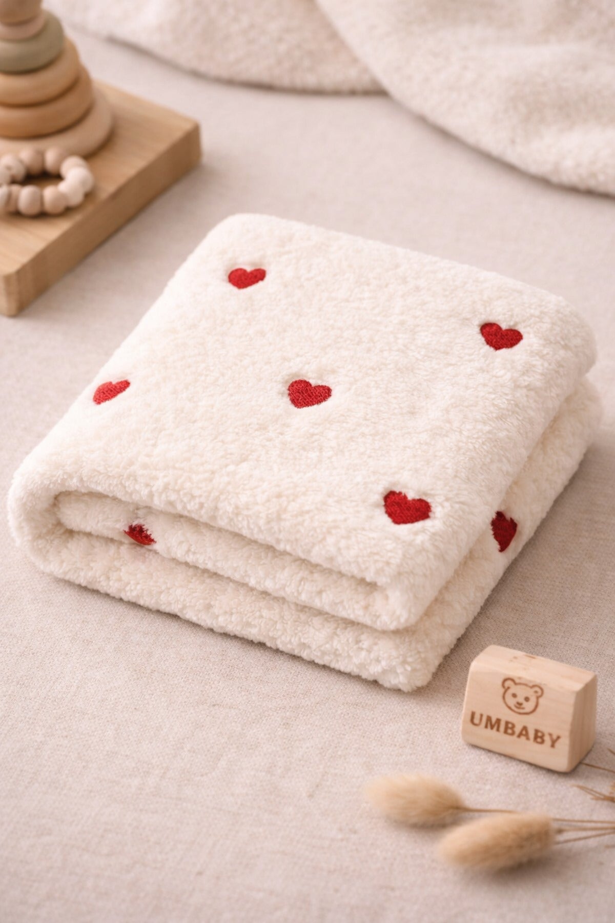 Kalp Nakışlı Peluş Bebek Battaniyesi 90×100 cm –  Yumuşak Doku