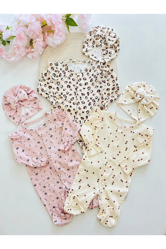 Leopar, Kalp ve Fiyonk Desenli Kız Bebek Hastane Çıkışı – 6 Parça Patikli Tulum & Bone Seti