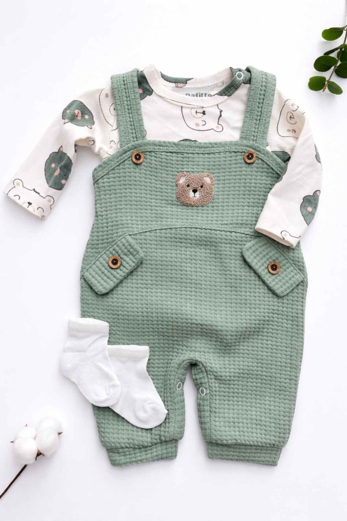 Erkek Bebek Salopet Takım 3’lü Set – Ayıcık Desenli Tulum, Uzun Kollu Body ve Çorap
