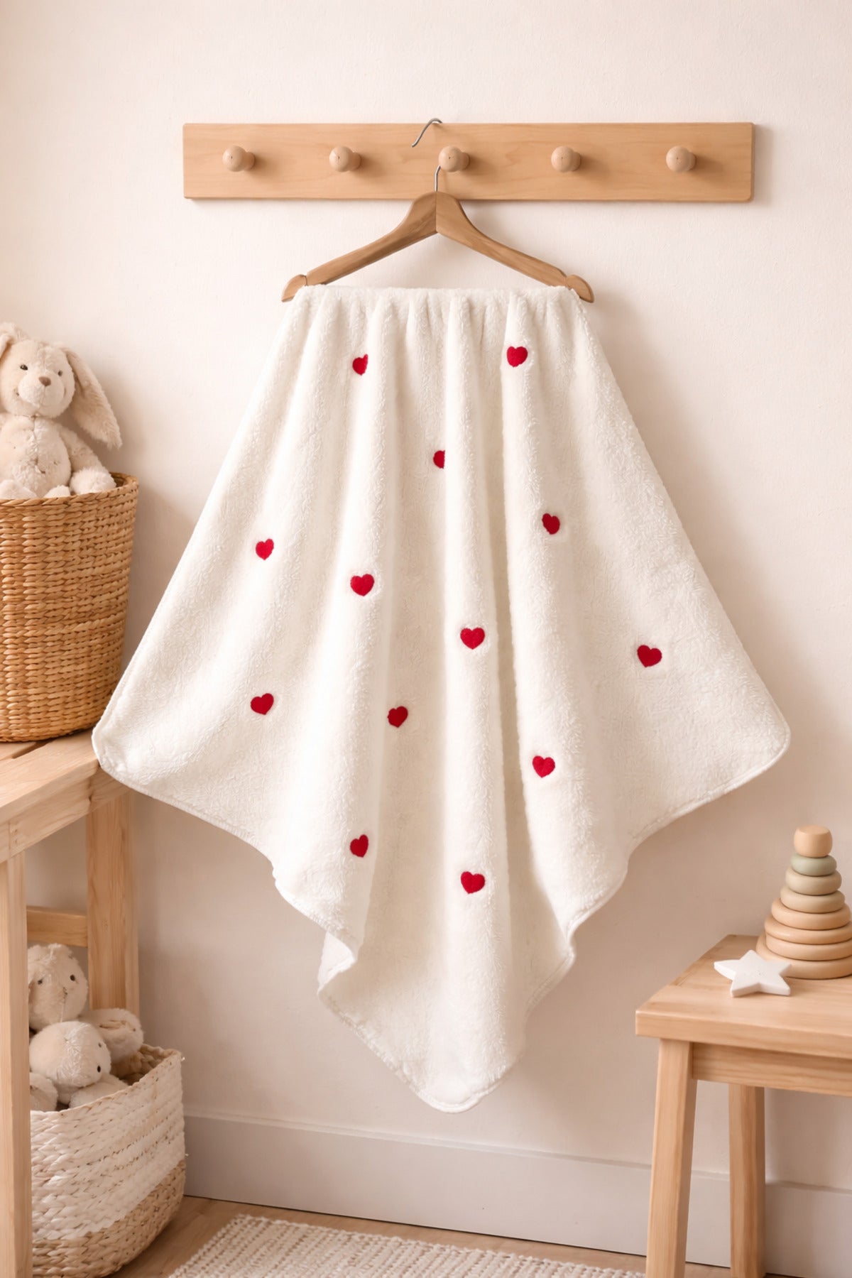 Kalp Nakışlı Peluş Bebek Battaniyesi 90×100 cm –  Yumuşak Doku