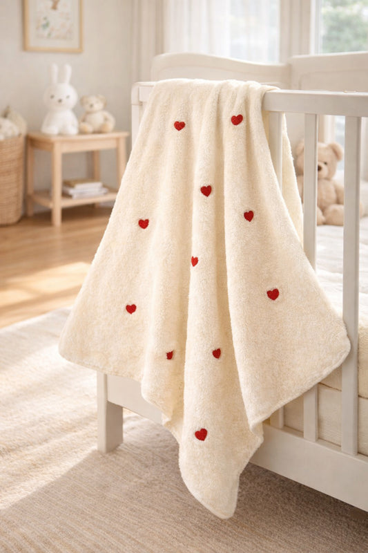 Kalp Nakışlı Peluş Bebek Battaniyesi 90×100 cm –  Yumuşak Doku