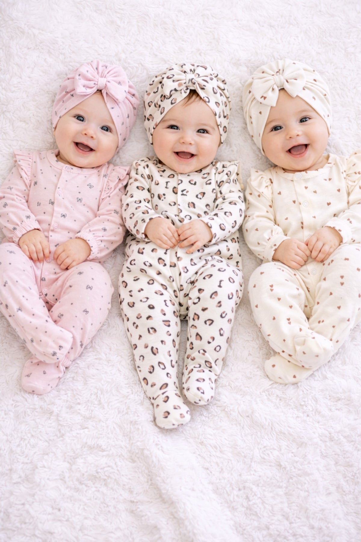 Leopar, Kalp ve Fiyonk Desenli Kız Bebek Hastane Çıkışı – 6 Parça Patikli Tulum & Bone Seti