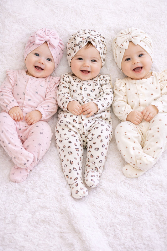 Leopar, Kalp ve Fiyonk Desenli Kız Bebek Hastane Çıkışı – 6 Parça Patikli Tulum & Bone Seti