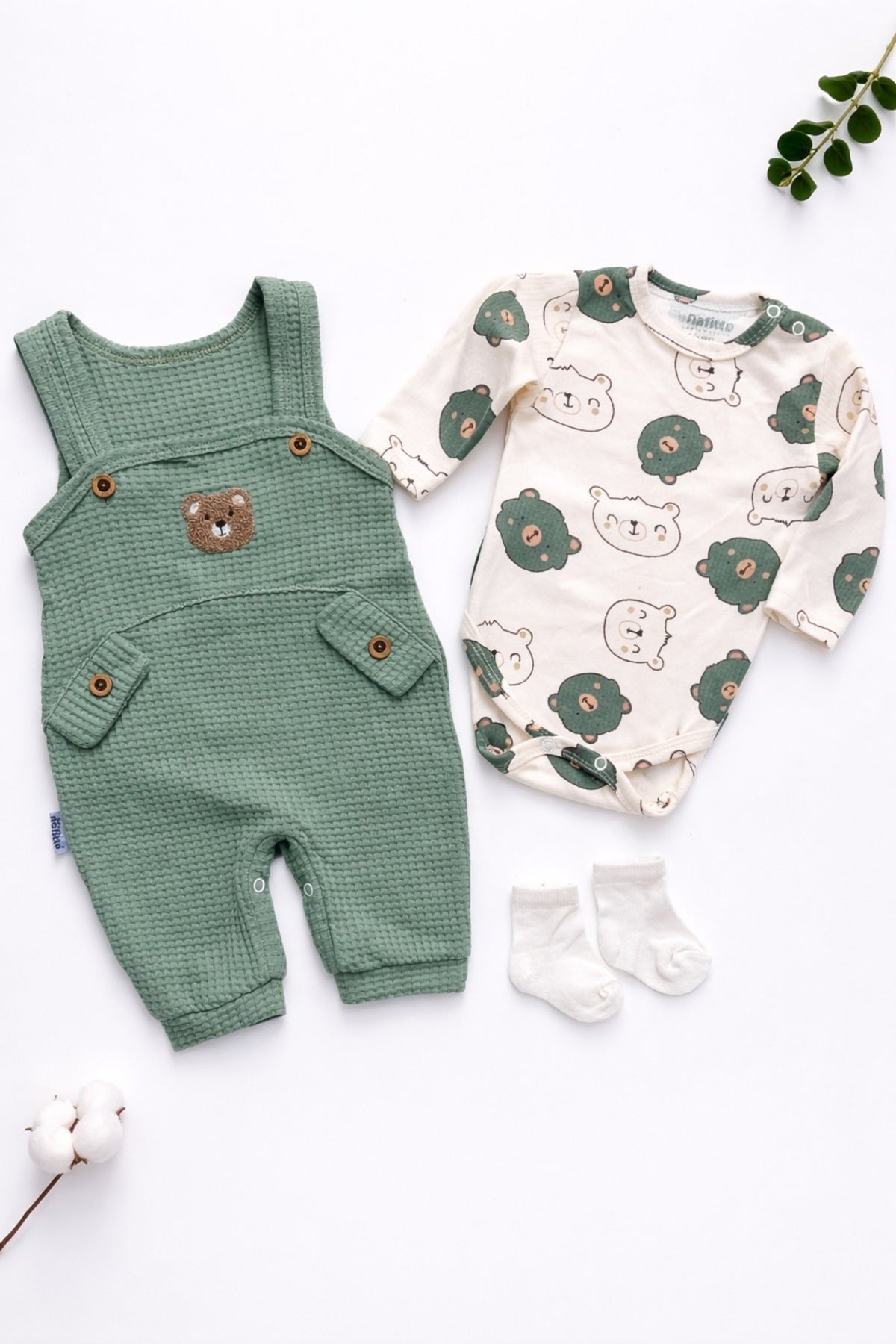 Erkek Bebek Salopet Takım 3’lü Set – Ayıcık Desenli Tulum, Uzun Kollu Body ve Çorap